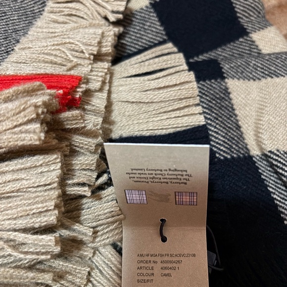 BURBERRY SCARF 230X25CM NWT
100% WOOL - Picture 4 of 9